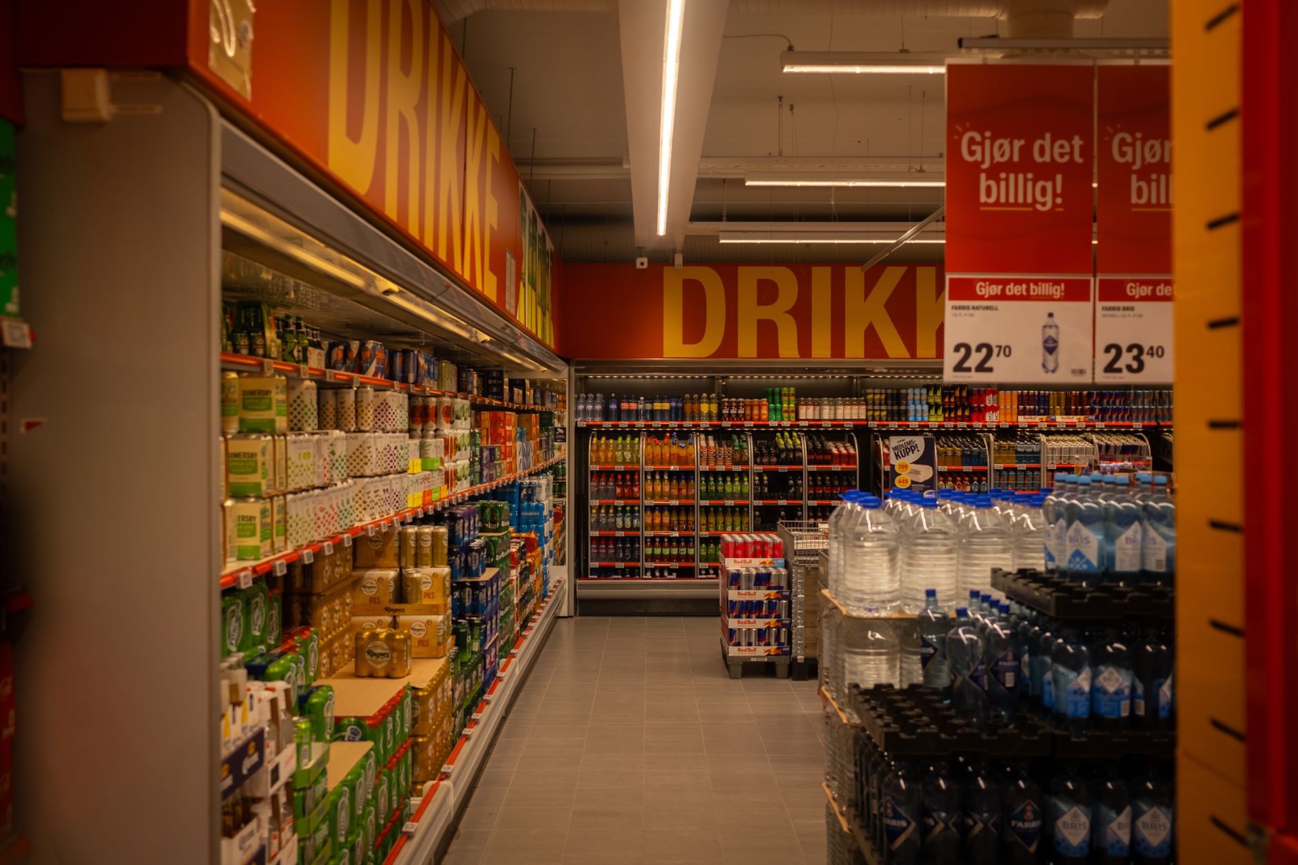 Udstillingshylde med produkter i skarpt fokus