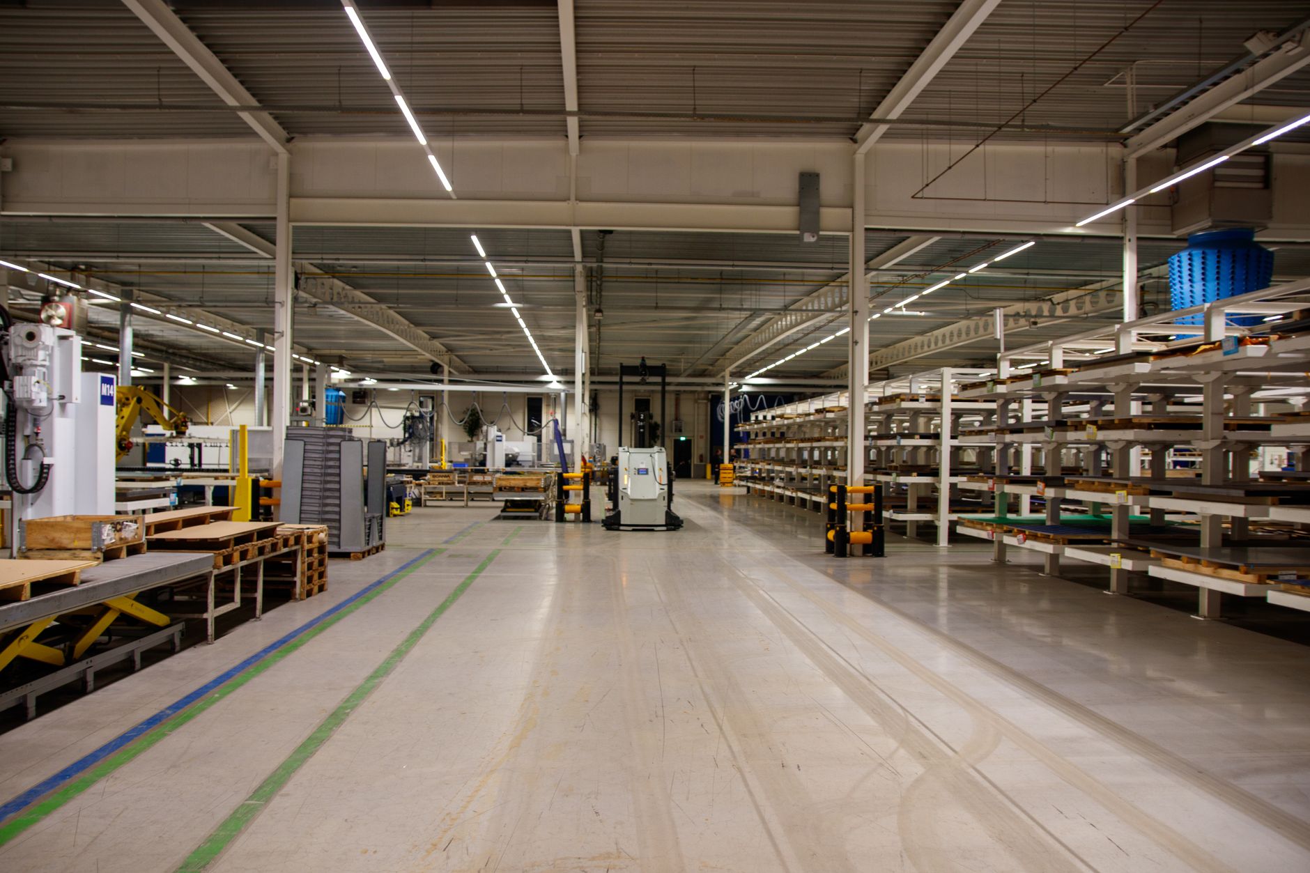 Værktøj og kasser organiseret på et reelt arbejdsområde